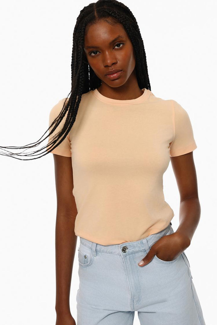 Basic Round Neck T-Shirt - Women's Beige Casual Top - Model Wearing Comfortable and Stylish Everyday Tee.