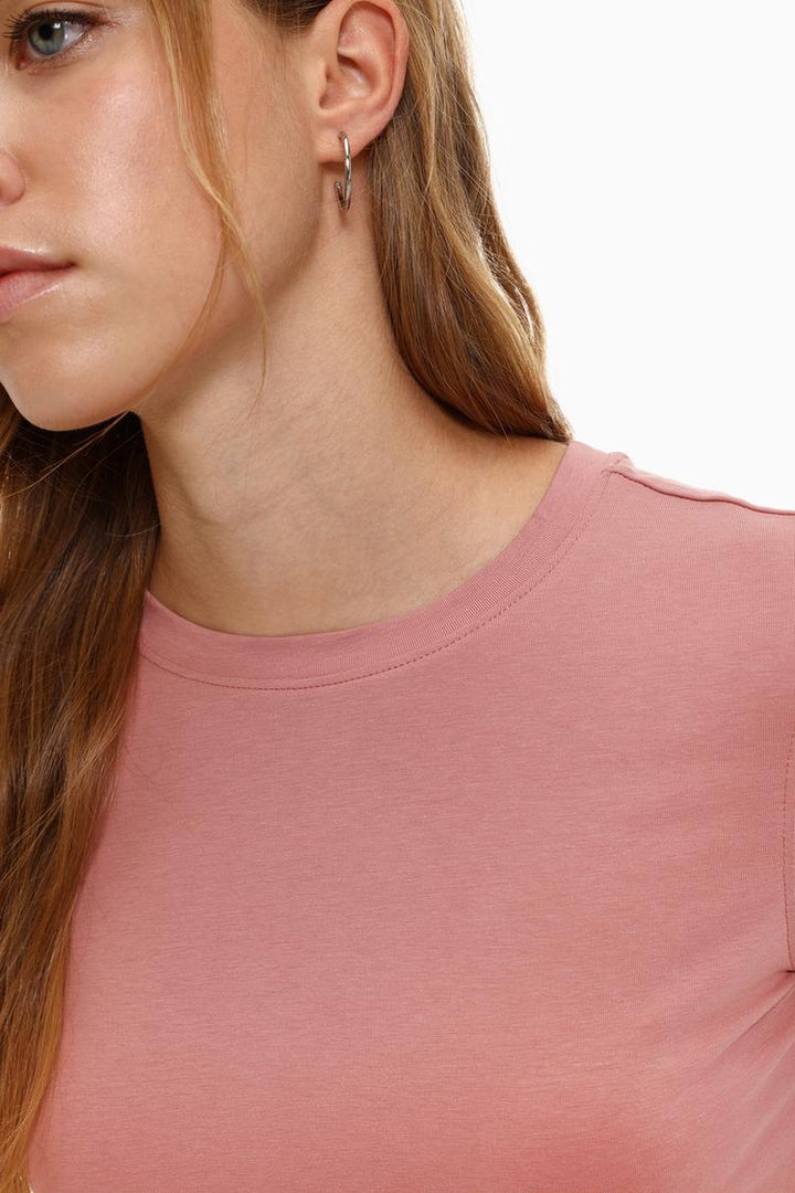 Basic Round Neck T-Shirt - Women's Pink Casual Top - Simple and Comfortable Closed Design.