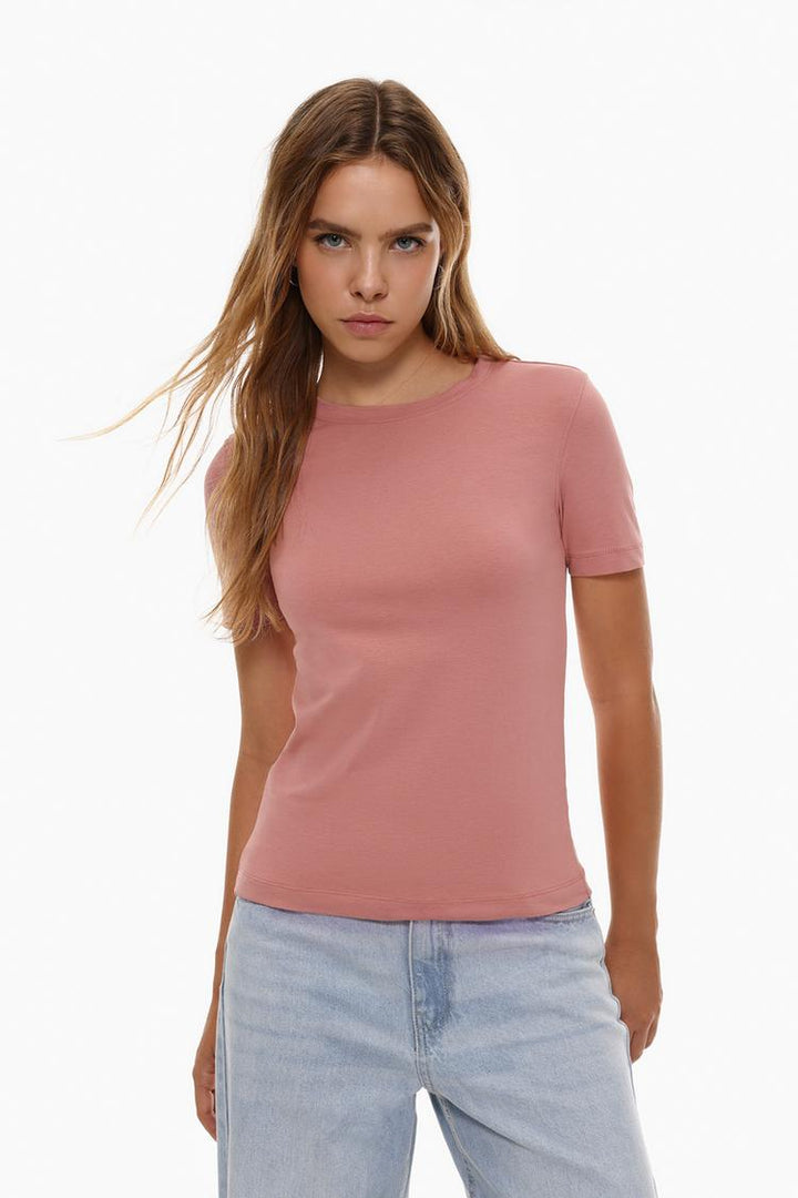 Basic Round Neck T-Shirt - Close-Up of Women's Pink Casual Top - Soft Fabric and Detailed Design