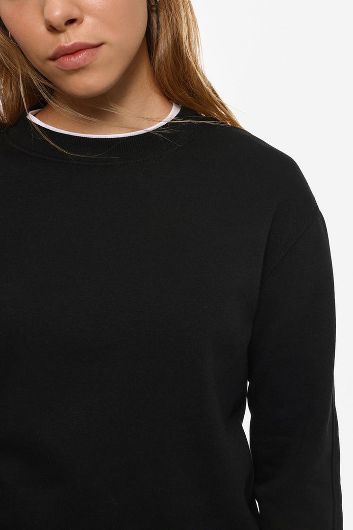 Basic Tracksuit Sweatshirt - Close-Up of Women's Black Sweatshirt - Soft Fabric and Stylish Design for Active Wear.