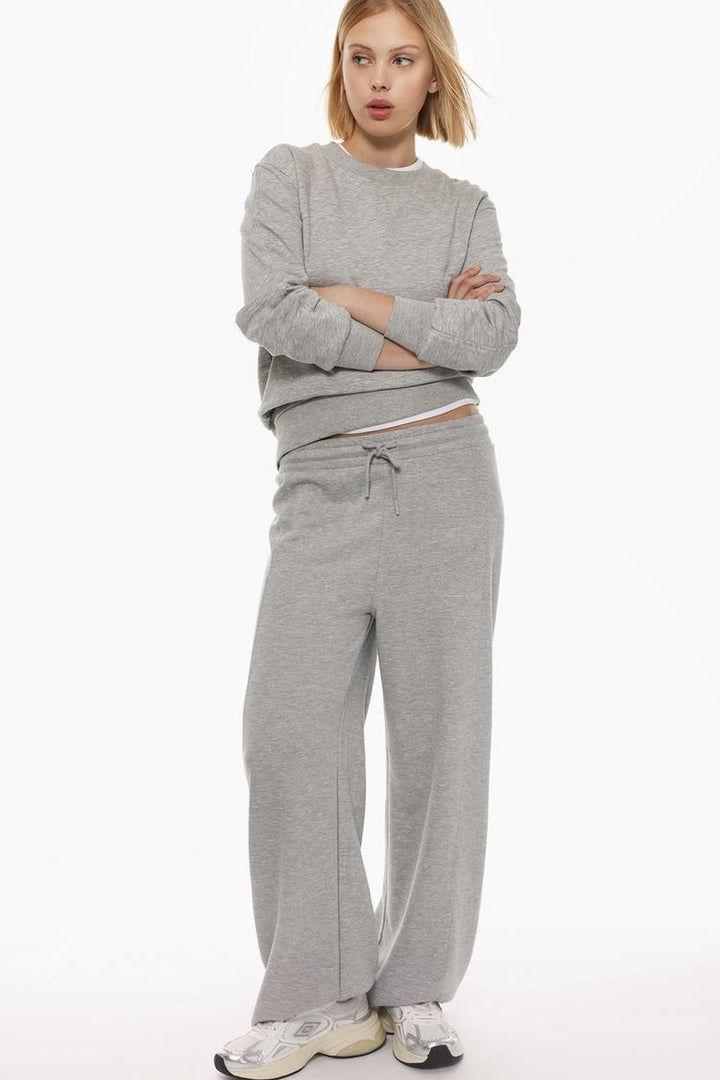 Basic Tracksuit Sweatshirt - Full Body View of Women's Grey Sweatshirt - Comfortable and Stylish Active Wear for Everyday Use