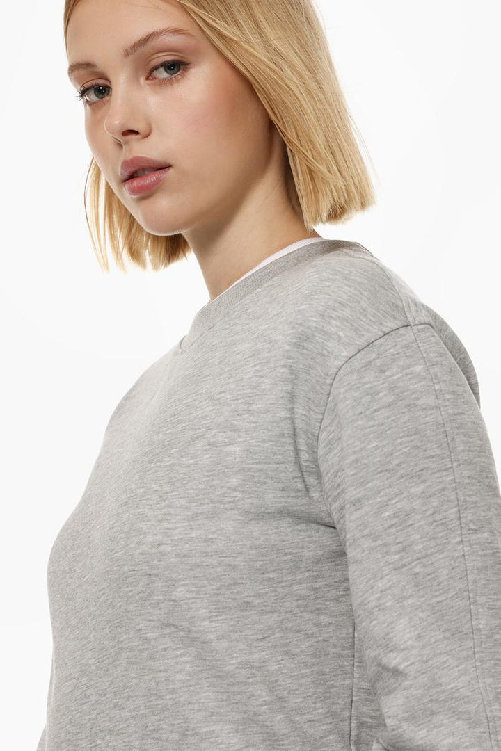 Basic Tracksuit Sweatshirt - Close-Up of Women's Grey Sweatshirt - Soft Fabric and Stylish Design for Active Wear