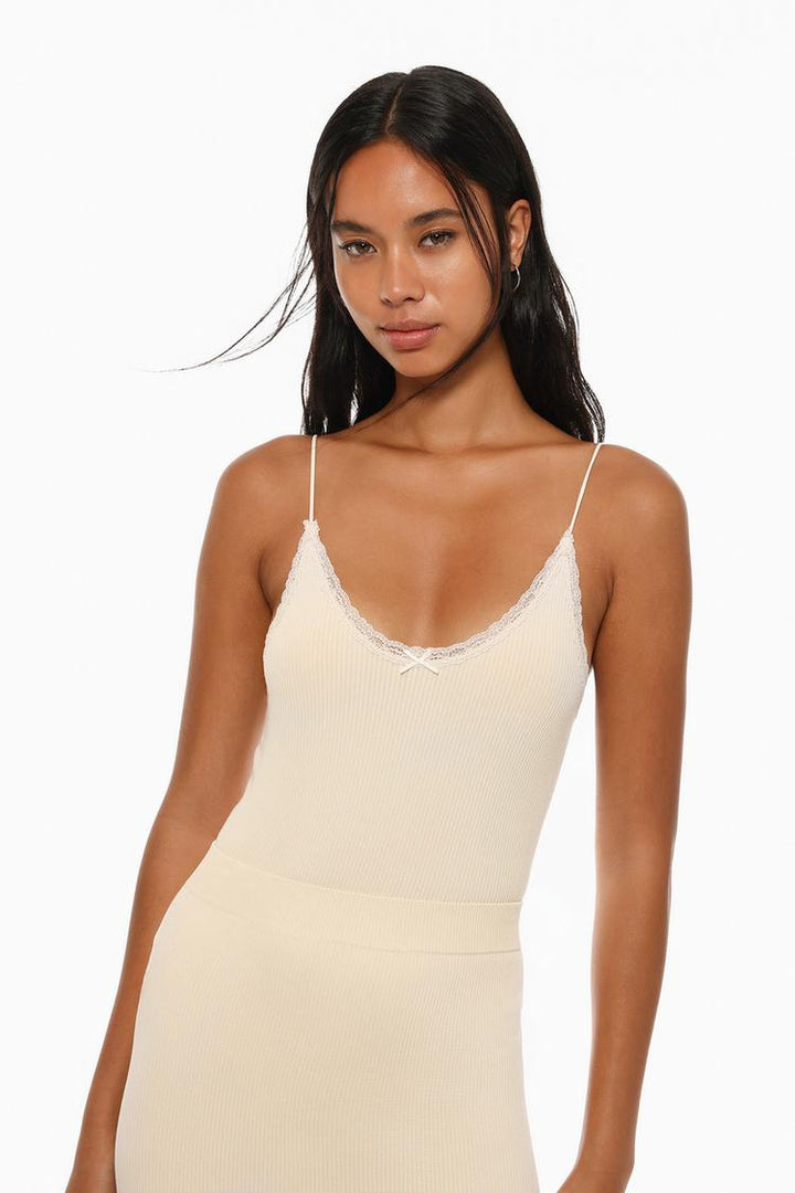 STRAPPY SEAMLESS BODYSUIT, OFFERING A SMOOTH, FIGURE-FLATTERING FIT WITH A MINIMALIST DESIGN, IDEAL FOR LAYERING OR WEARING SOLO.