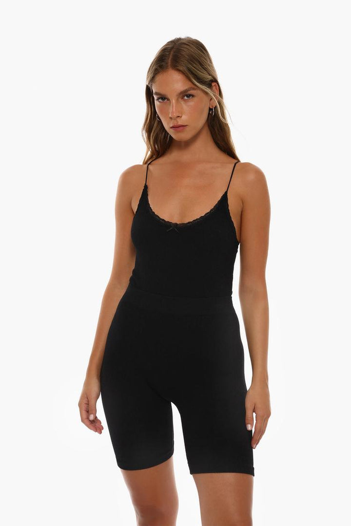 STRAPPY SEAMLESS BODYSUIT, OFFERING A SMOOTH, FIGURE-FLATTERING FIT WITH A MINIMALIST DESIGN, IDEAL FOR LAYERING OR WEARING SOLO.