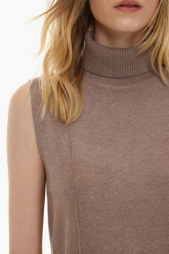 Zoomed-in view of a beige soft-touch vest sweater, highlighting the soft fabric texture and clean, minimalistic design. The close-up emphasizes its quality, comfort, and relaxed fit, perfect for layering.