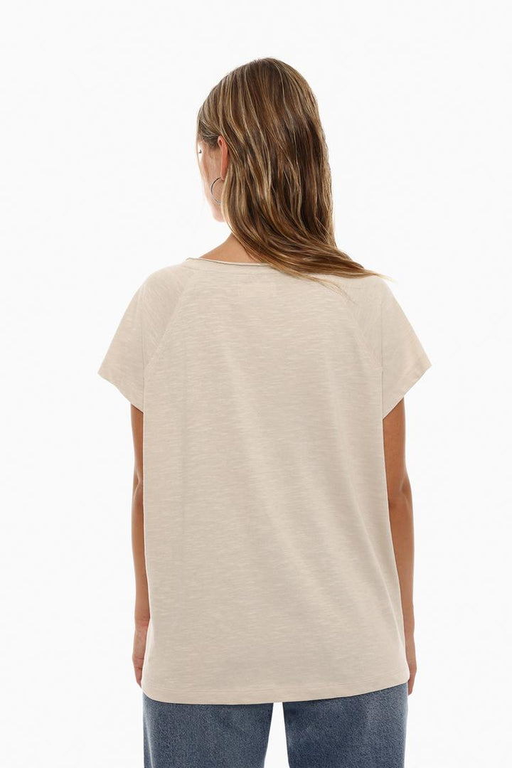 T-SHIRT WITH RAGLAN SHORT SLEEVES, FEATURING A COMFORTABLE AND CASUAL DESIGN, PERFECT FOR A RELAXED, EVERYDAY LOOK.