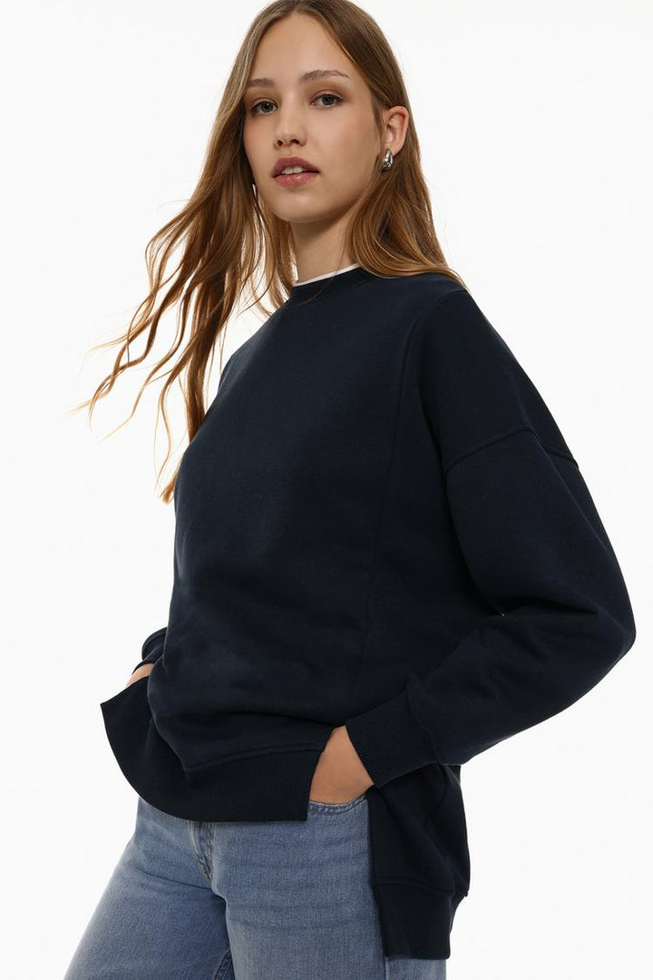 Women's asymmetric oversized sweatshirt in navy blue, featuring a relaxed fit and modern design for casual and chic styling