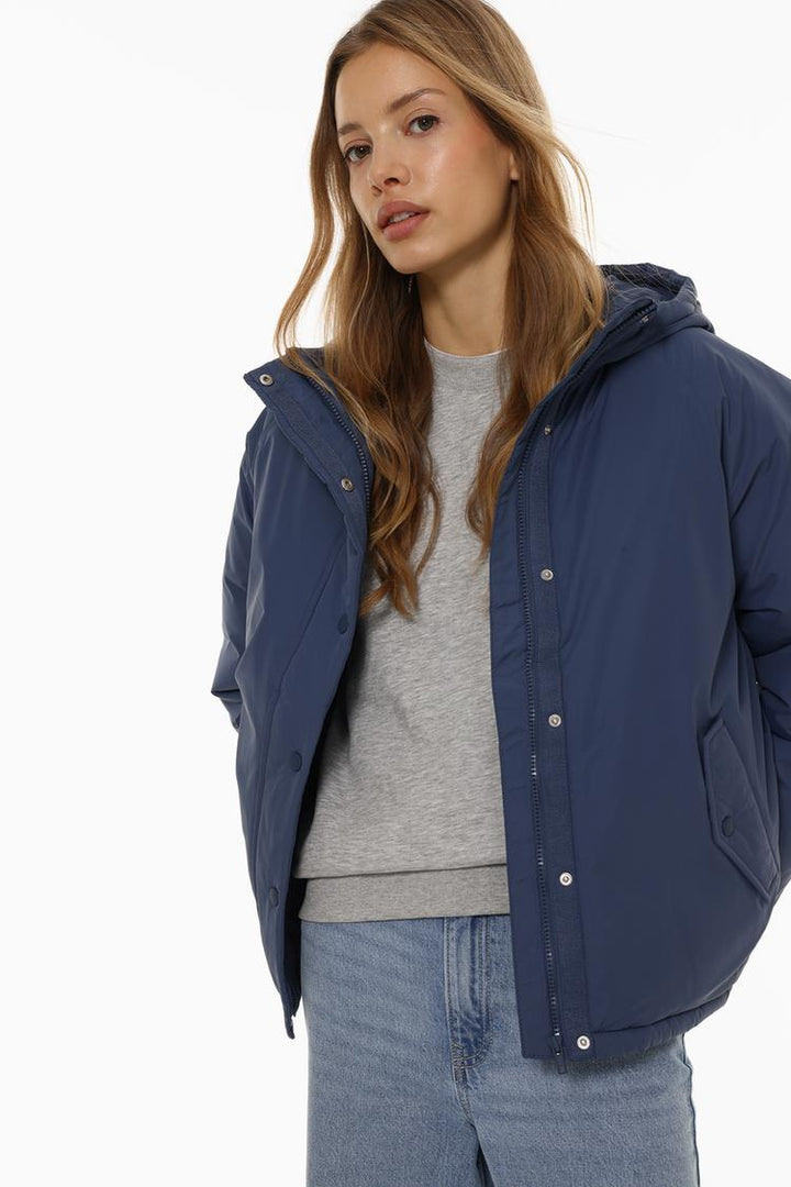 Basic Puffer Jacket - Women's Stylish Winter Jacket - Cozy, Insulated Outerwear for Cold Weather.