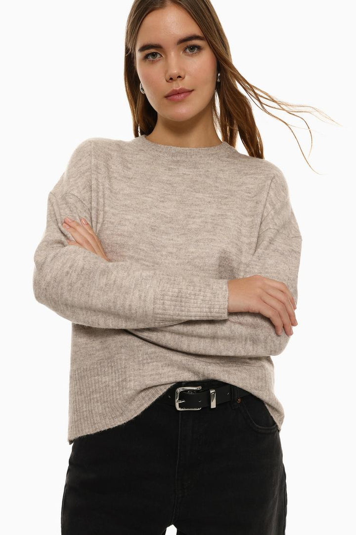 Basic Soft Jumper - Close-Up of Women's Beige Knit Sweater - Soft Fabric and Detailed Cozy Design.