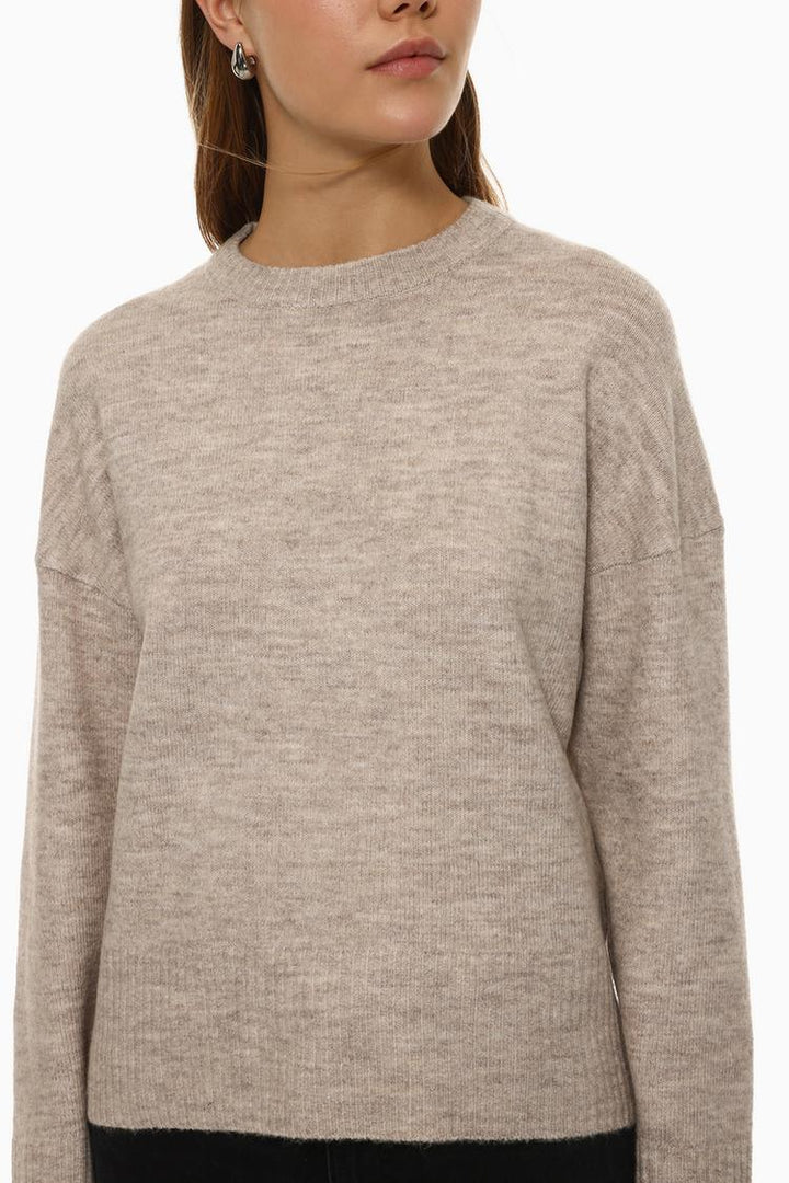 Basic Soft Jumper - Close-Up of Women's Beige Knit Sweater - Soft Fabric and Cozy Design for Casual Wear.