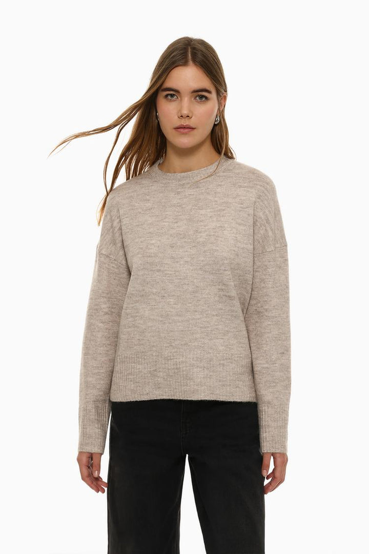 Basic Soft Jumper - Women's Beige Knit Sweater - Cozy, Comfortable, and Stylish Casual Top for Everyday Wear.