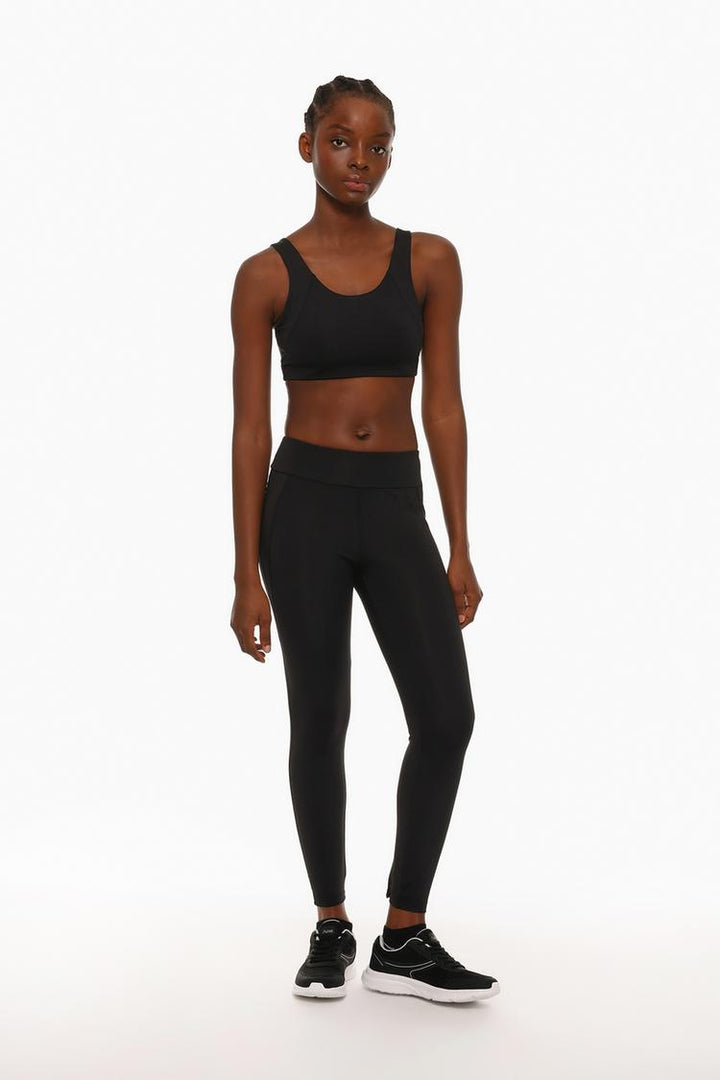 Timeless black sport leggings with a focus on performance, ideal for everyday wear or gym sessions.