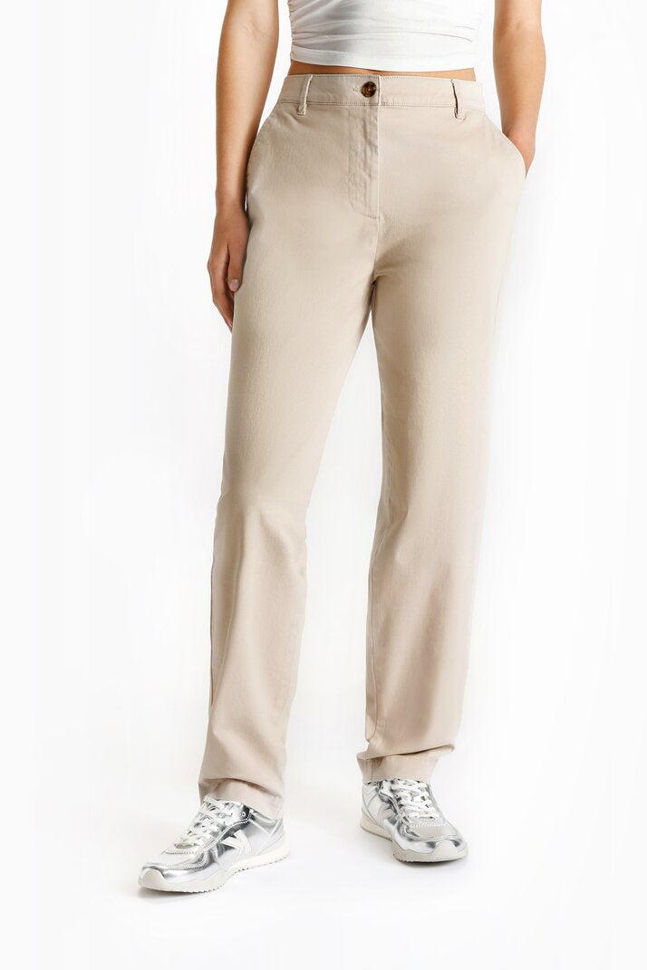 Standard product image focusing on the beige chino trousers, highlighting their classic style and neutral color.