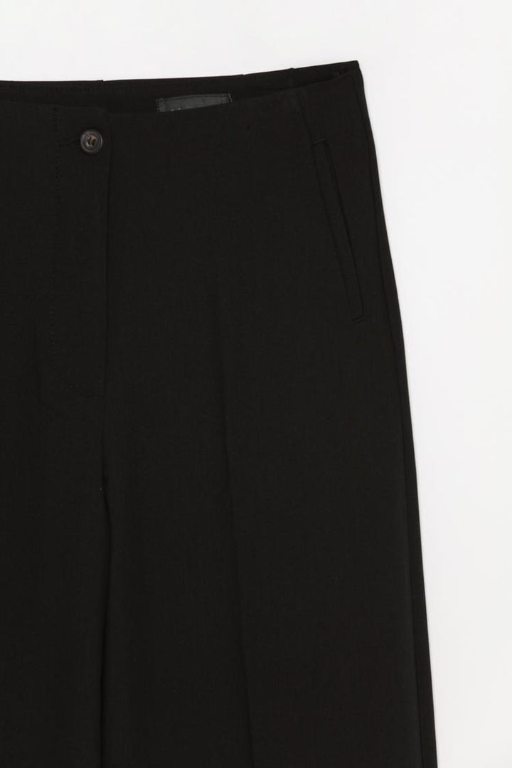 Product image of black culottes without a waistband, perfect for both casual and formal outfits.