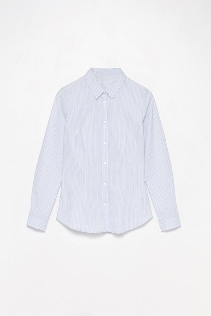 Full product view of a fitted shirt, highlighting its structured, form-fitting silhouette and refined details for a sharp and professional appearance.