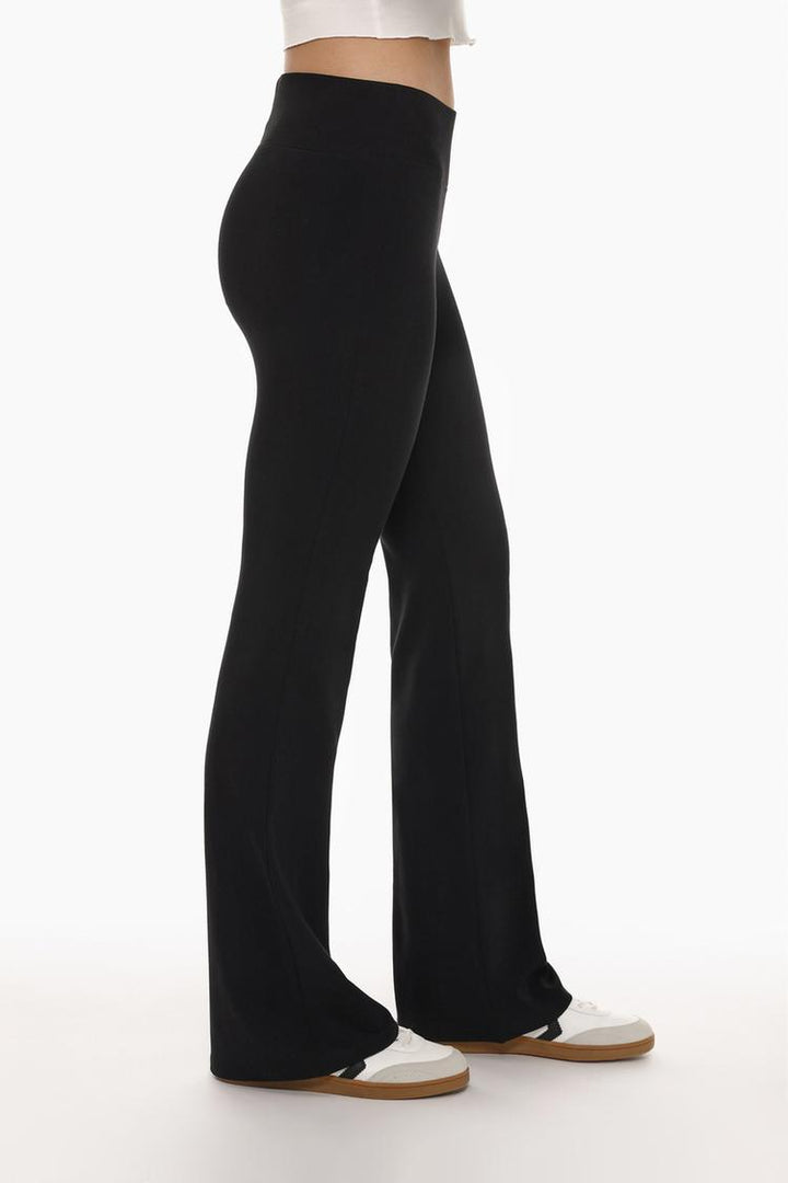 Front view of the black leggings, showing the flattering cut and the ribbed waistband that provides extra support and style.