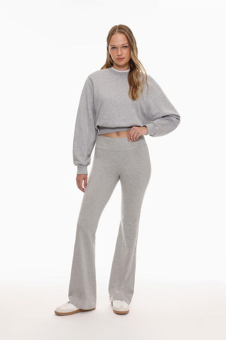 Flared leggings in grey with a stylish ribbed waistband that provides comfort and a trendy silhouette. Perfect for casual outings or lounging.