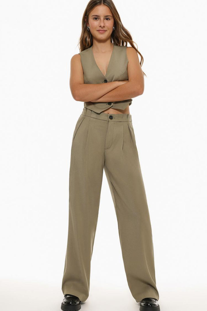 Frontal display of beige formal wide-leg trousers, combining comfort and elegance