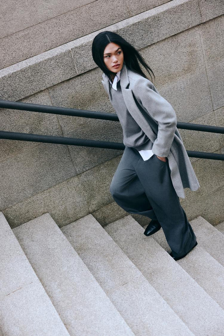 Loose-fitting grey wide-leg trousers, perfect for a relaxed yet fashionable look