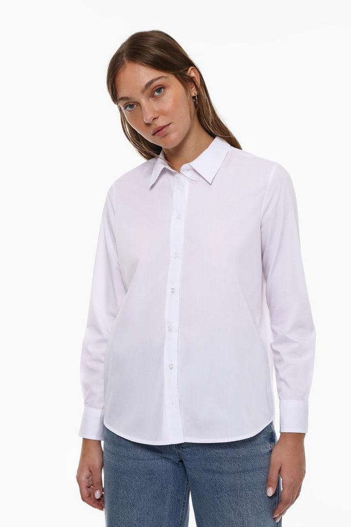 A poplin shirt is typically made from a lightweight, breathable cotton fabric with a smooth finish and a slight sheen. It's known for its crisp texture and is often used for both casual and formal wear. The shirt offers comfort and versatility, making it an essential wardrobe piece. The classic design and fabric make it ideal for creating a clean and sharp look.