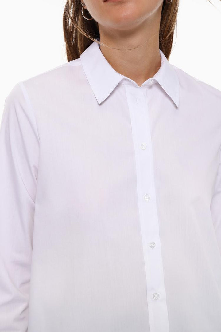 A product image showing the body of a poplin shirt typically focuses on the shirt’s fit and structure. The image would highlight the smooth, crisp fabric of the shirt, showing how it contours to the body, typically with a slim or regular fit. The focus would be on the front of the shirt, emphasizing details like the buttons, collar, and sleeves, as well as the neat, polished appearance of the shirt’s material.