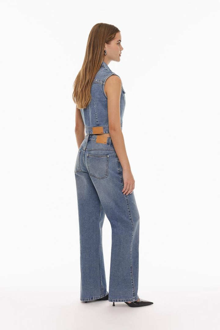 Back view of the slim-fit jeans, highlighting their well-structured design, back pockets, and snug fit that enhances your shape.
