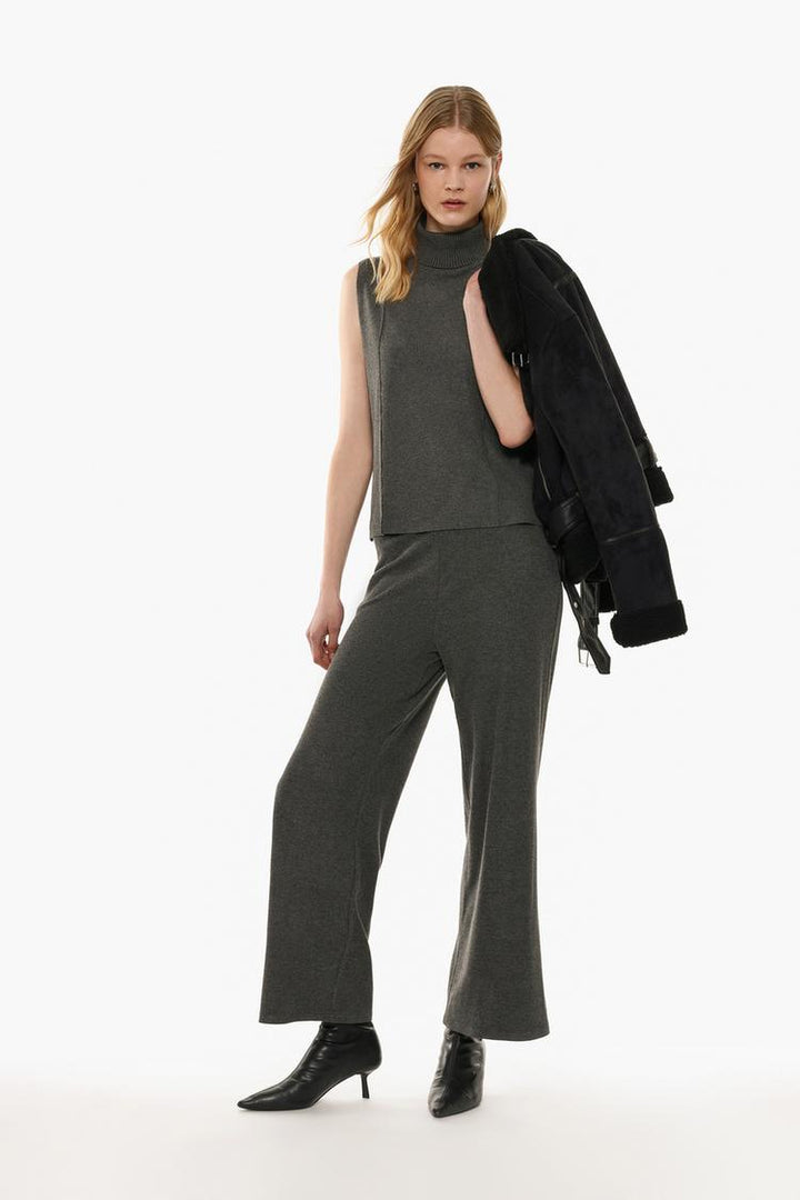 A pair of soft-touch trousers in grey, combining comfort and a sophisticated look suitable for various occasions.