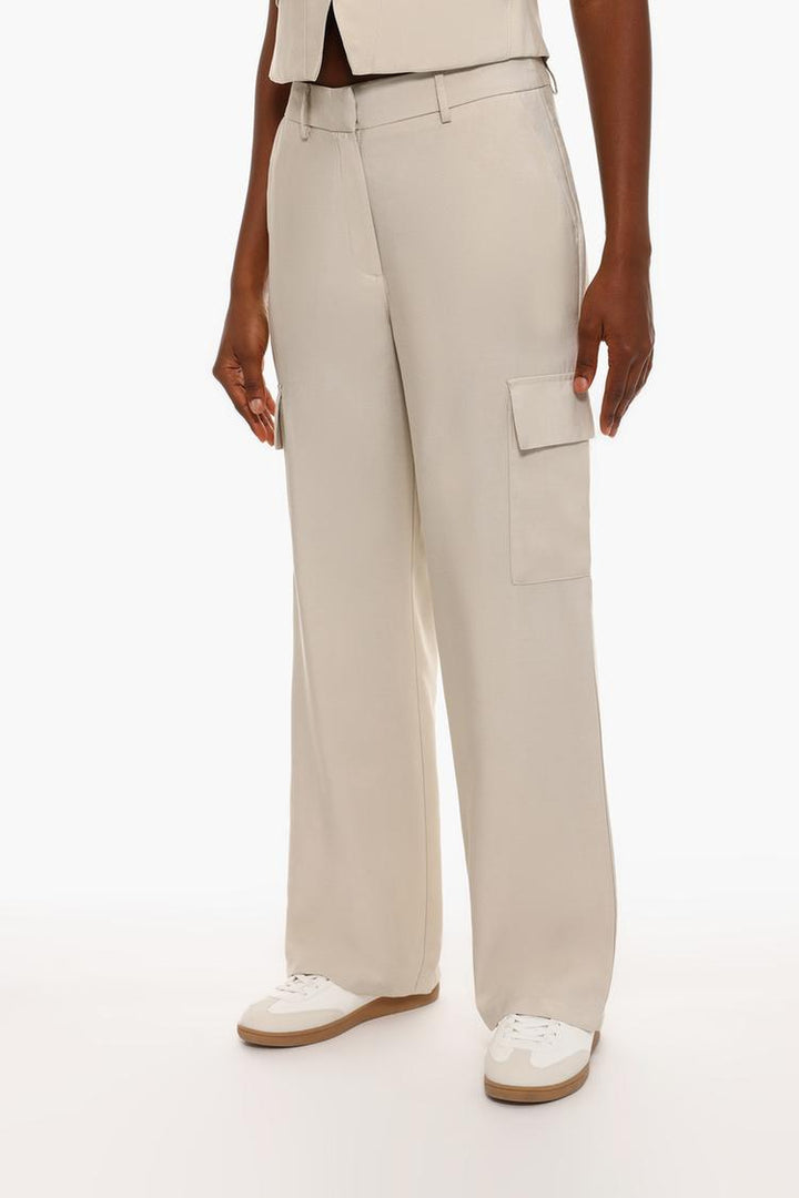 Front view of the straight-fit cargo trousers, showcasing a balanced silhouette and modern, tailored details.