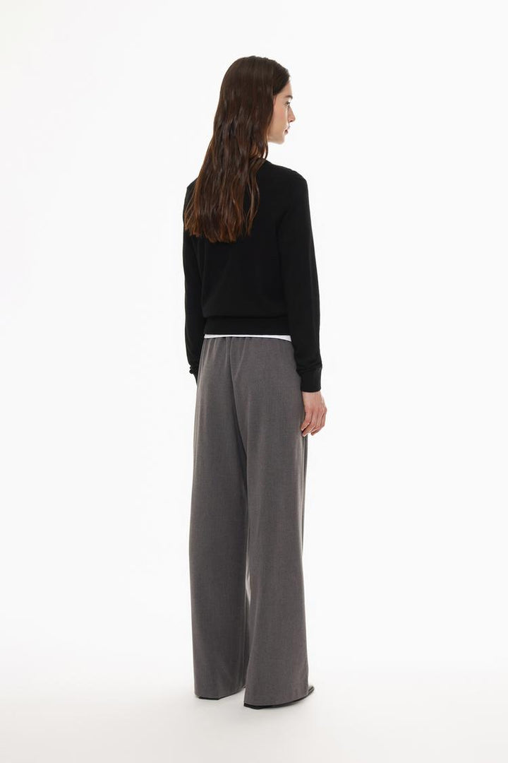 Grey straight-fit trousers, a modern essential for a polished and refined appearance