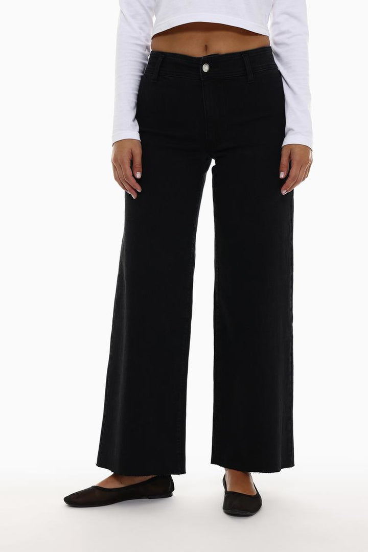 A versatile black version of the stretch culotte jeans, blending comfort with a sleek, contemporary aesthetic.

