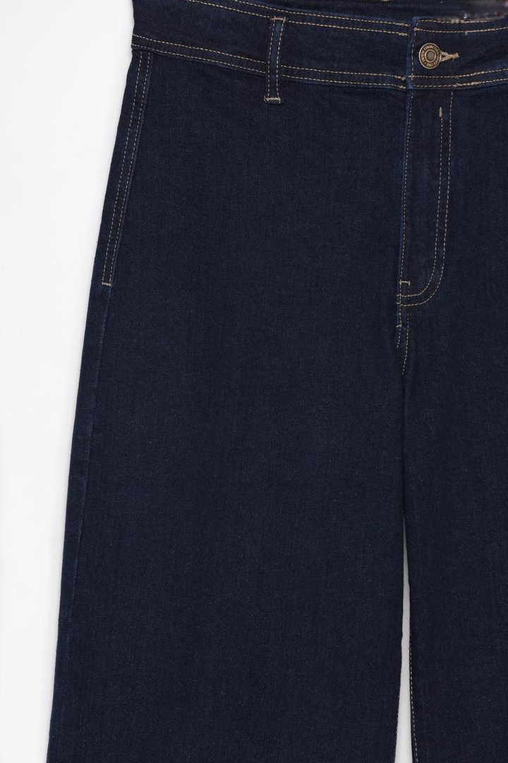 Close-up product image of the black culotte jeans, focusing on the fabric texture and precise tailoring.

