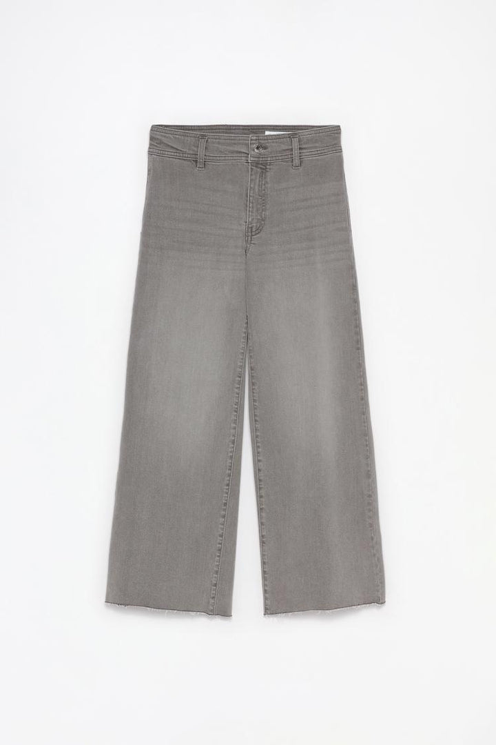 Complete product image of the grey culotte jeans, emphasizing their versatile design and high-quality stretch fabric.

