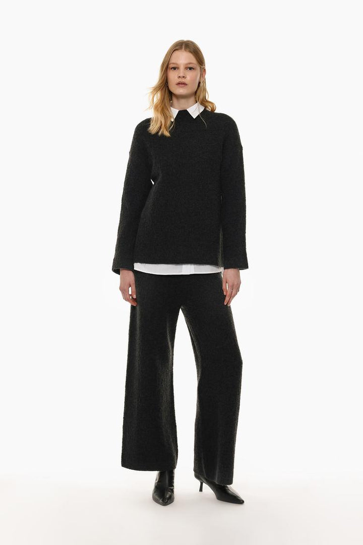 Textured knit trousers in black, combining comfort and sophistication.