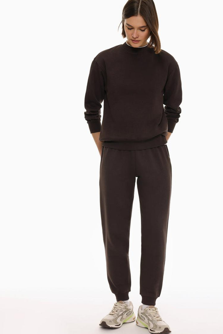 Tracksuit bottoms brown full-body view showcasing the comfortable fit, relaxed silhouette, and casual style perfect for everyday wear.