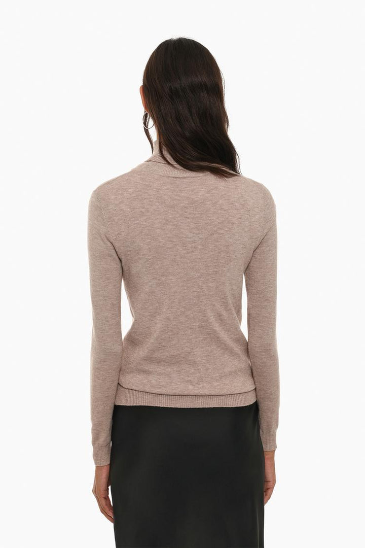 BASIC TURTLENECK SWEATER