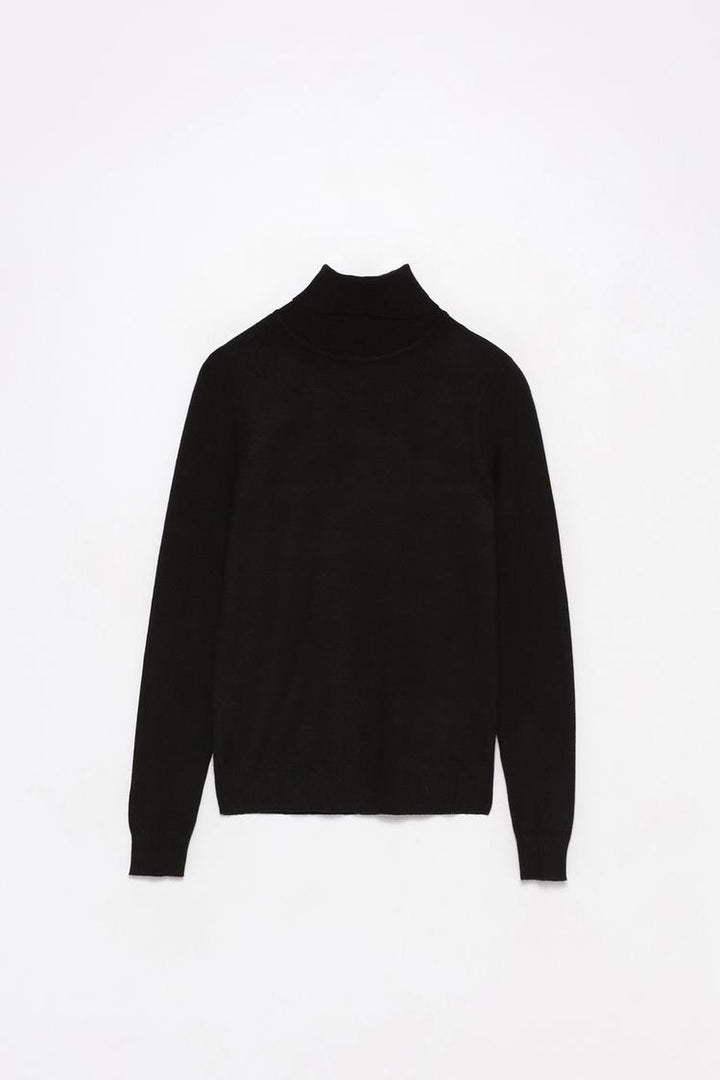 BASIC TURTLENECK SWEATER