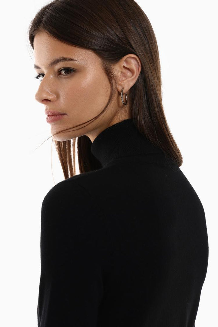 BASIC TURTLENECK SWEATER