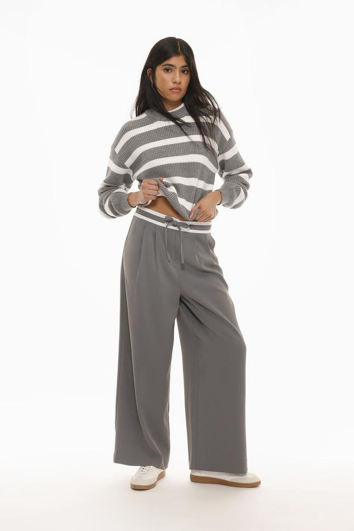 Chic and versatile wide-leg trousers featuring a tailored waistband for a polished look, ideal for casual or formal wear.